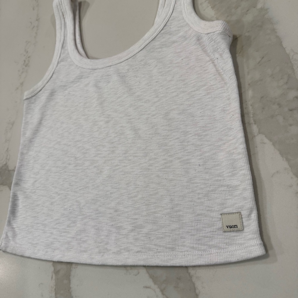 Vuori Sunrise Crop Ribbed Tank Top Women’s Medium Slim Fit White Activewear Gym - Picture 9 of 12